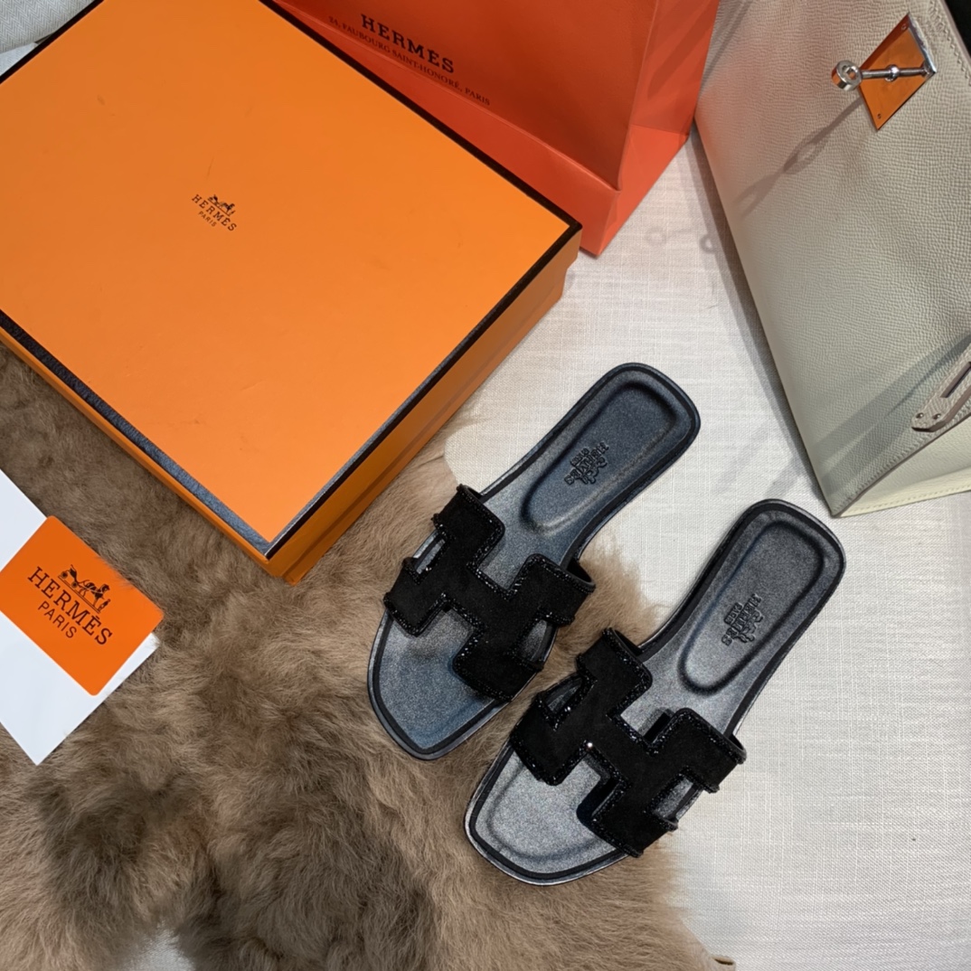 💰320 H拖2021新色来啦💕
全新改版（Hermès） 包装升级 版型做工材料升级
Hermes®🔴市场最高版本纯手工鞋✨✨          
顶级产品爱马仕拖鞋🐎          
——————————
2021早春新款原版购入， 师傅级纯手工打造 ！❥高端定制，行业最高版本 ❥鞋面：头层牛皮+订制级澳洲羊皮垫脚+真皮大底（追求顶级行走舒适度）🚦注意包装➰顶级专属盒 全套配齐（手提袋 布袋/2 丝巾 卡片等...）
原版品质 size：35-40（34.41.42定做不退换）
