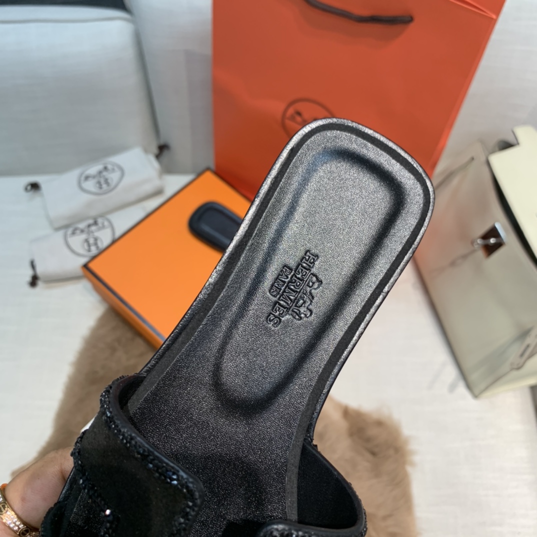💰320 H拖2021新色来啦💕
全新改版（Hermès） 包装升级 版型做工材料升级
Hermes®🔴市场最高版本纯手工鞋✨✨          
顶级产品爱马仕拖鞋🐎          
——————————
2021早春新款原版购入， 师傅级纯手工打造 ！❥高端定制，行业最高版本 ❥鞋面：头层牛皮+订制级澳洲羊皮垫脚+真皮大底（追求顶级行走舒适度）🚦注意包装➰顶级专属盒 全套配齐（手提袋 布袋/2 丝巾 卡片等...）
原版品质 size：35-40（34.41.42定做不退换）