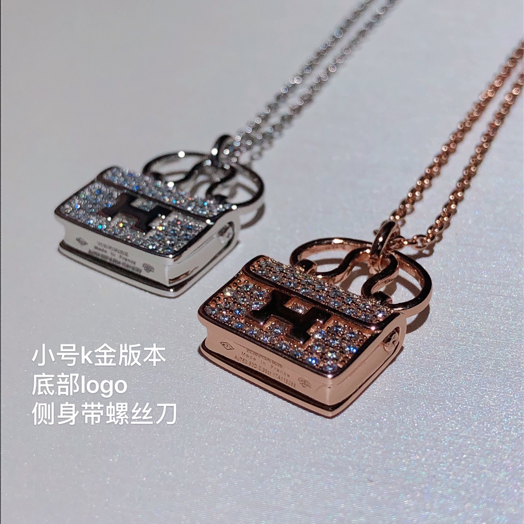 NO:102395,Platinum | Rose Gold Pure Real Shot The highest version of the market, the small and small bags, Kang Kang bags only have the best quality!  Small and mini, thick and high-end, you can definitely not mistake one of my two choices!  !  It's really delicious to make this effect with sterling silver. Please note the size of the size of the order. The small side with screwdriver logo on the bottom. The large logo on the back. Hermes necklace, hermes, necklace, pure silver.19860909白金 | 玫金 纯实拍市面最高版 大小号包包 康康包只有超精品才会有的水准！小巧迷你的,厚身又高级,二选一入我家的绝对不会错！！纯银材质做到这个效果真的太香啦～下单请备注大小号 小号侧身带螺丝刀logo在底部 大号logo在背部哈,爱马仕项链,hermes,necklace,pure silver,Jewelry