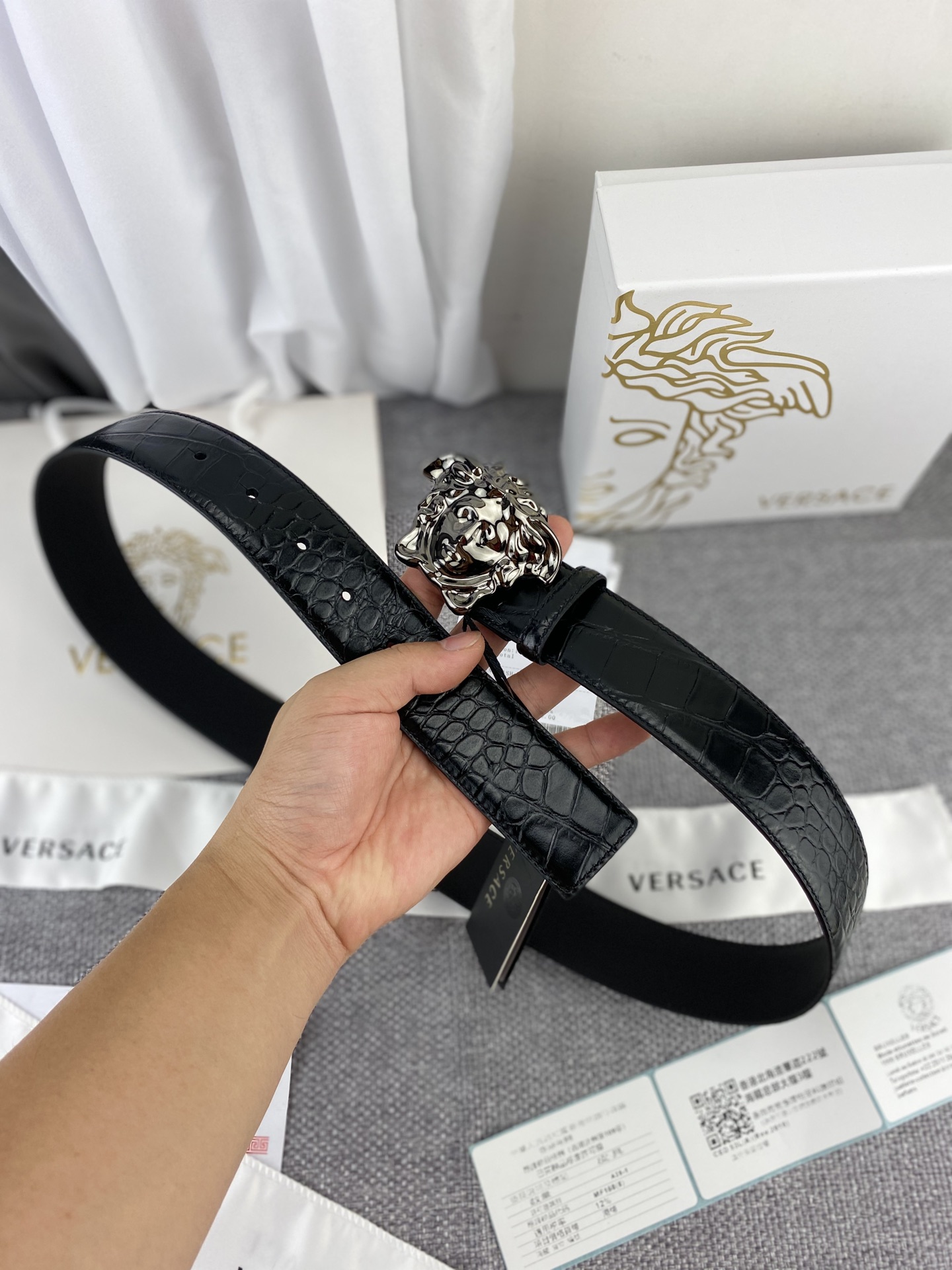   范思哲，宽3.8cm，重磅推出  新版范思哲·美杜莎VERSACE .，现货实拍 . 进口牛皮头层鳄