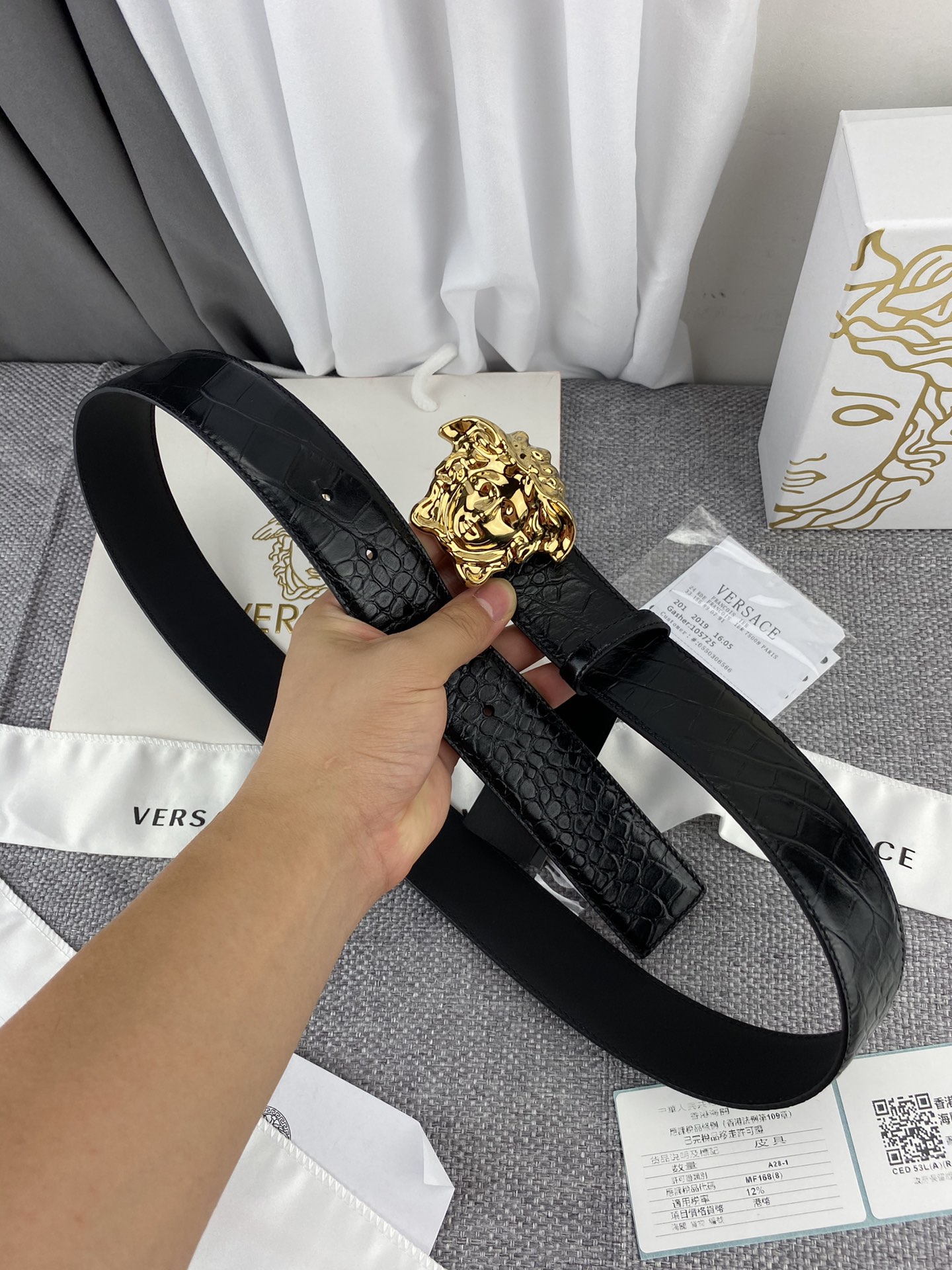   范思哲，宽3.8cm，重磅推出  新版范思哲·美杜莎VERSACE .，现货实拍 . 进口牛皮头层鳄