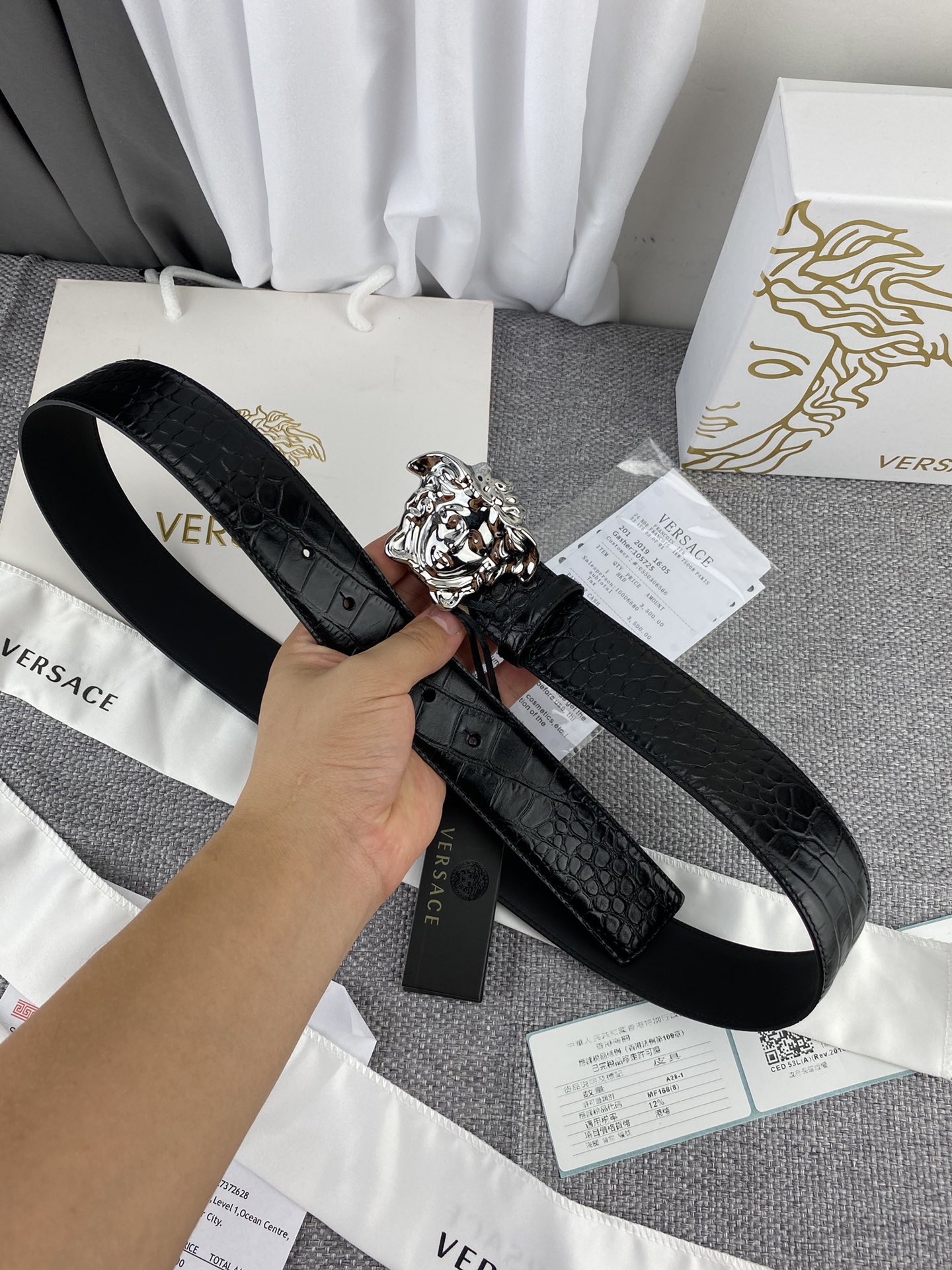   范思哲，宽3.8cm，重磅推出  新版范思哲·美杜莎VERSACE .，现货实拍 . 进口牛皮头层鳄