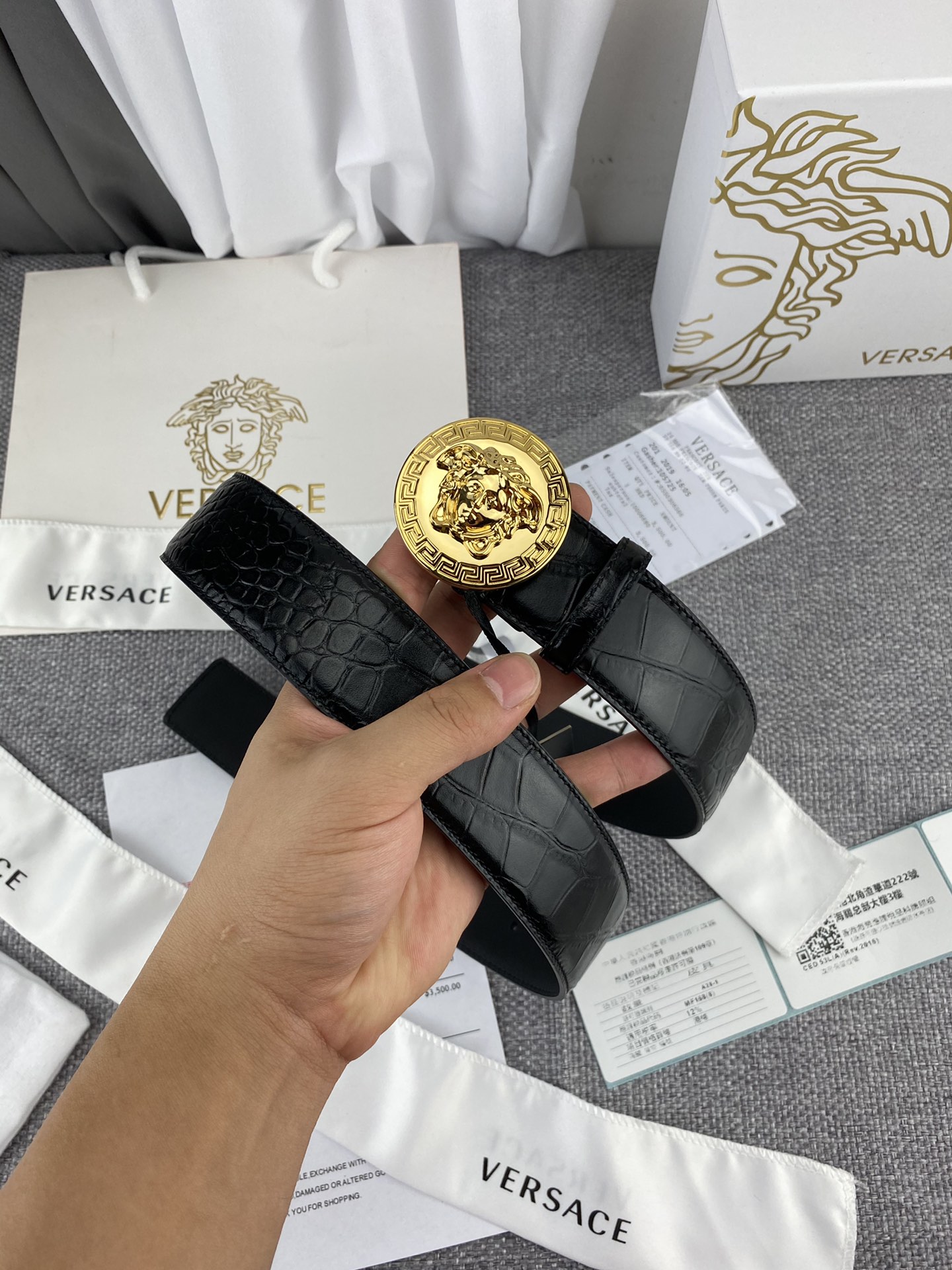   范思哲，宽3.8cm，重磅推出  新版范思哲·美杜莎VERSACE .，现货实拍 . 进口牛皮头层鳄