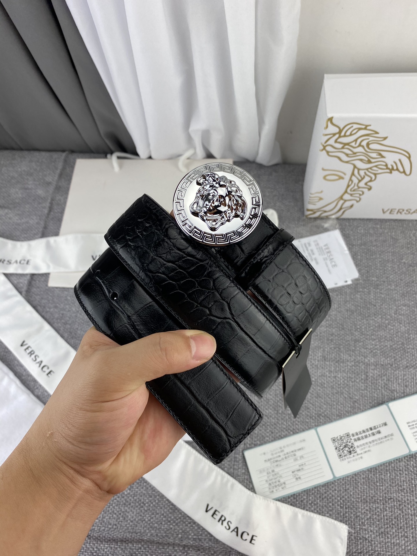   范思哲，宽3.8cm，重磅推出  新版范思哲·美杜莎VERSACE .，现货实拍 . 进口牛皮头层鳄