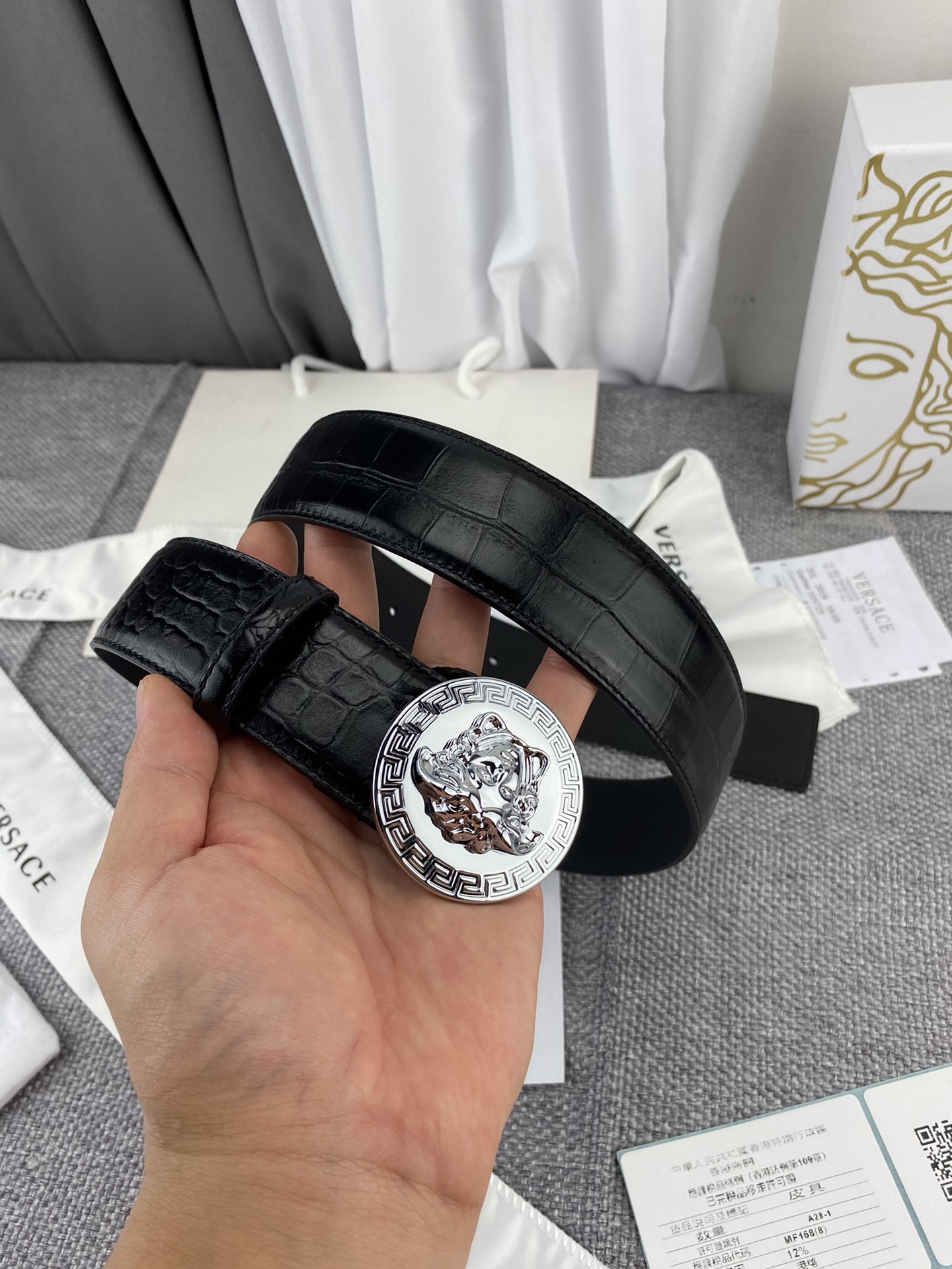   范思哲，宽3.8cm，重磅推出  新版范思哲·美杜莎VERSACE .，现货实拍 . 进口牛皮头层鳄