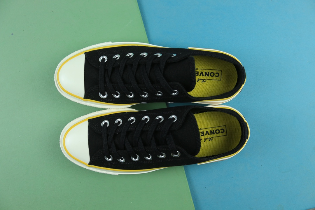 火爆! 本地自取140 (放店自减) Converse 最新结构系列! 匡威 Chuck 70时尚拼接撞色黑色帮鞋面+黄色底+白色围条附着棕色和黄色的水线,配色上绝对是下了巨大的功夫 使得整双鞋子更加仙气,真正的所谓神仙配色!鞋子后跟以三次围条搭配阶梯式结构可谓是淋漓尽致的表达了潮流的气息!拥有它绝对是一次不后悔的选择! (带半码36.5 37.5 39.5 41.5 42.5)