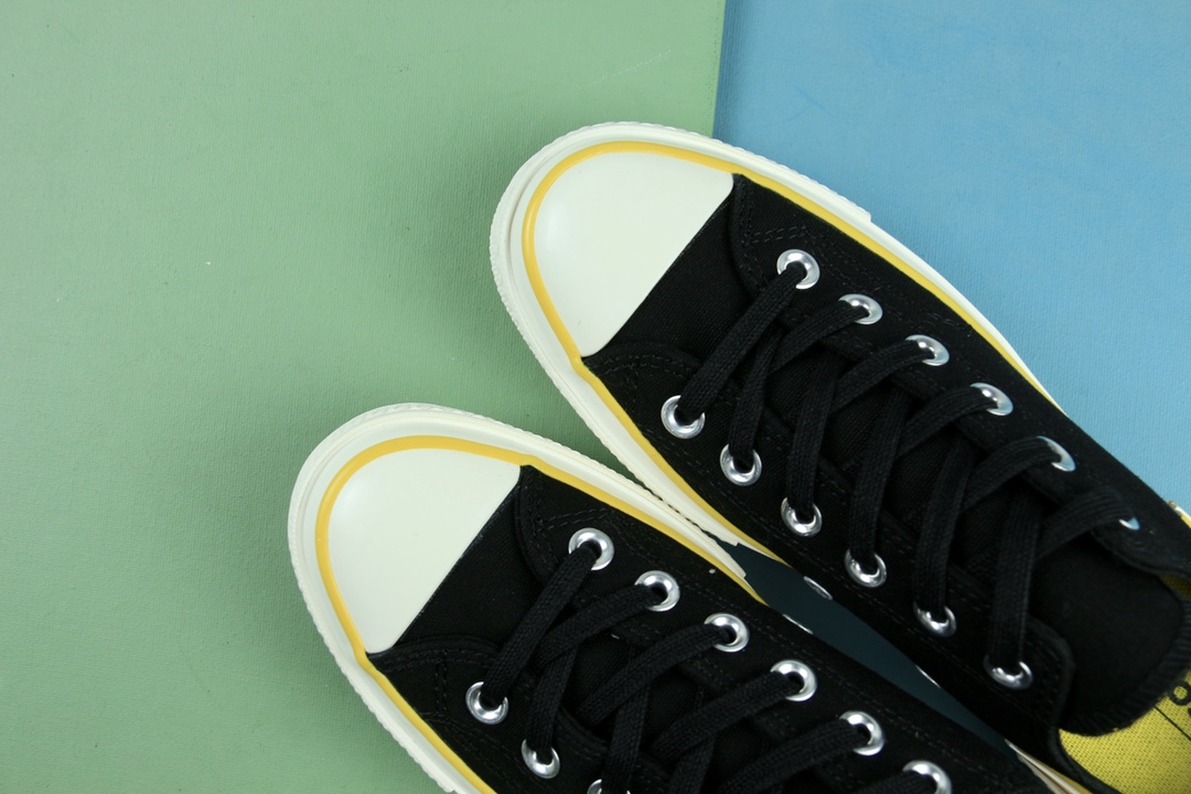 火爆! 本地自取140 (放店自减) Converse 最新结构系列! 匡威 Chuck 70时尚拼接撞色黑色帮鞋面+黄色底+白色围条附着棕色和黄色的水线,配色上绝对是下了巨大的功夫 使得整双鞋子更加仙气,真正的所谓神仙配色!鞋子后跟以三次围条搭配阶梯式结构可谓是淋漓尽致的表达了潮流的气息!拥有它绝对是一次不后悔的选择! (带半码36.5 37.5 39.5 41.5 42.5)