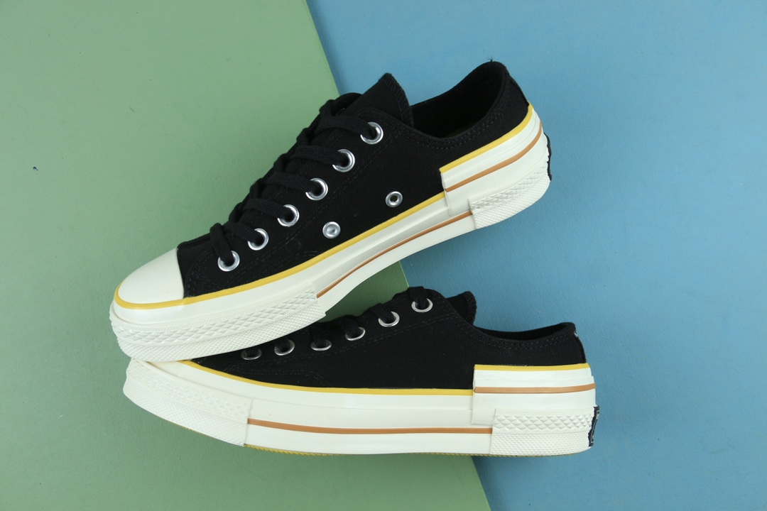 火爆! 本地自取140 (放店自减) Converse 最新结构系列! 匡威 Chuck 70时尚拼接撞色黑色帮鞋面+黄色底+白色围条附着棕色和黄色的水线,配色上绝对是下了巨大的功夫 使得整双鞋子更加仙气,真正的所谓神仙配色!鞋子后跟以三次围条搭配阶梯式结构可谓是淋漓尽致的表达了潮流的气息!拥有它绝对是一次不后悔的选择! (带半码36.5 37.5 39.5 41.5 42.5)