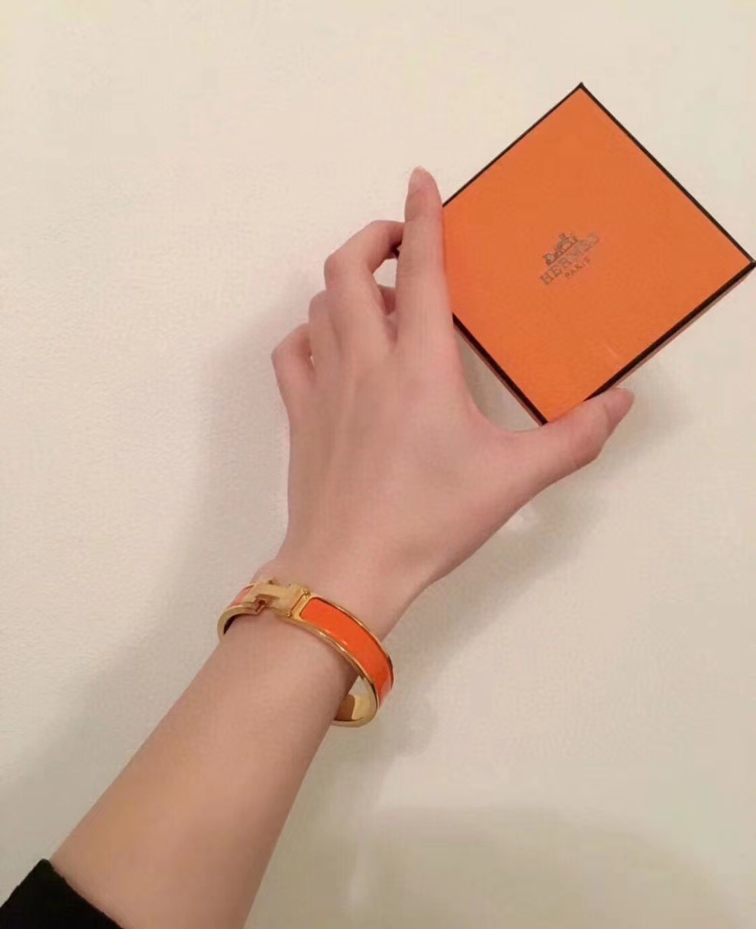 NO:857655,Hermès classic orange + red enamel bracelet, counter 1:1 Seiko version with steel seal, titanium steel version does not fade, Hermes bracelet, hermes, bracelet19860909爱马仕经典款橙色＋红色珐琅手镯 专柜1比1精工版带钢印 钛钢版本不掉色,爱马仕手镯,hermes,bracelet,Jewelry