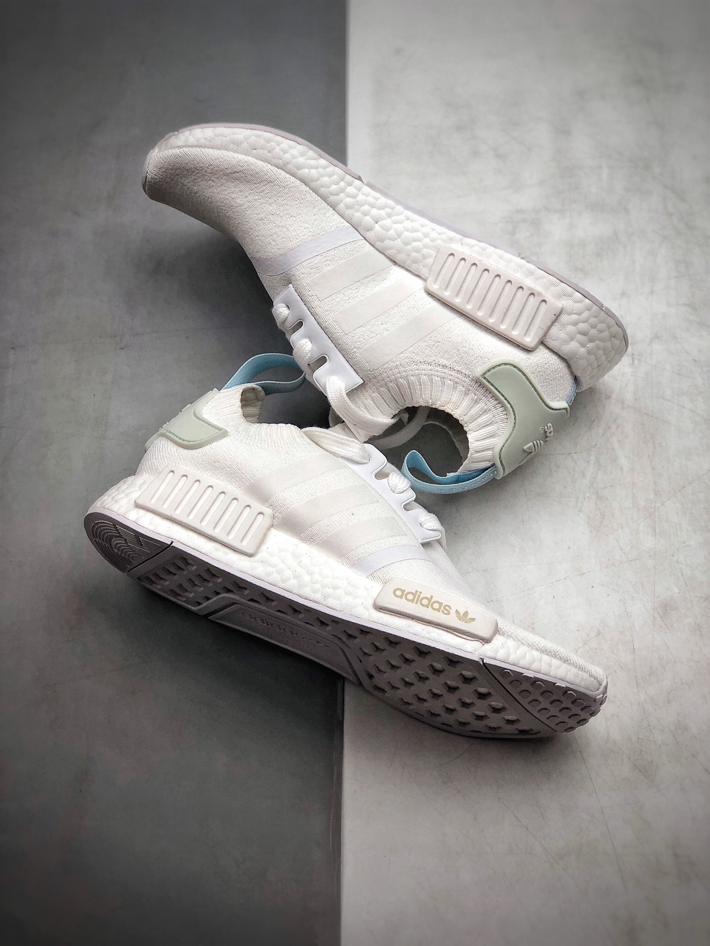 200  Adidas NMD R1  Primeknit Triple Black  货号：CQ2040