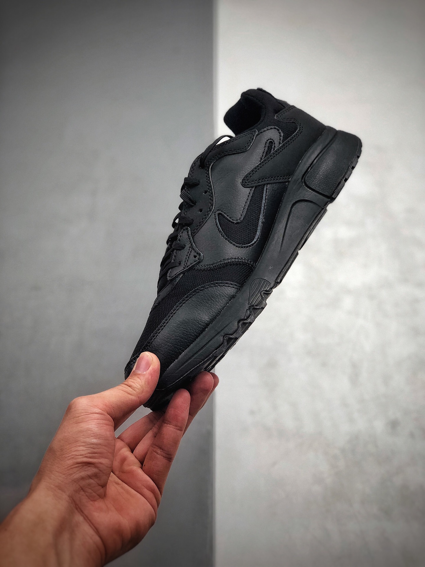 180 公司级 耐克 慢跑鞋 全新 Nike Atsuma 将真正的90年代美学与舒适的跑鞋