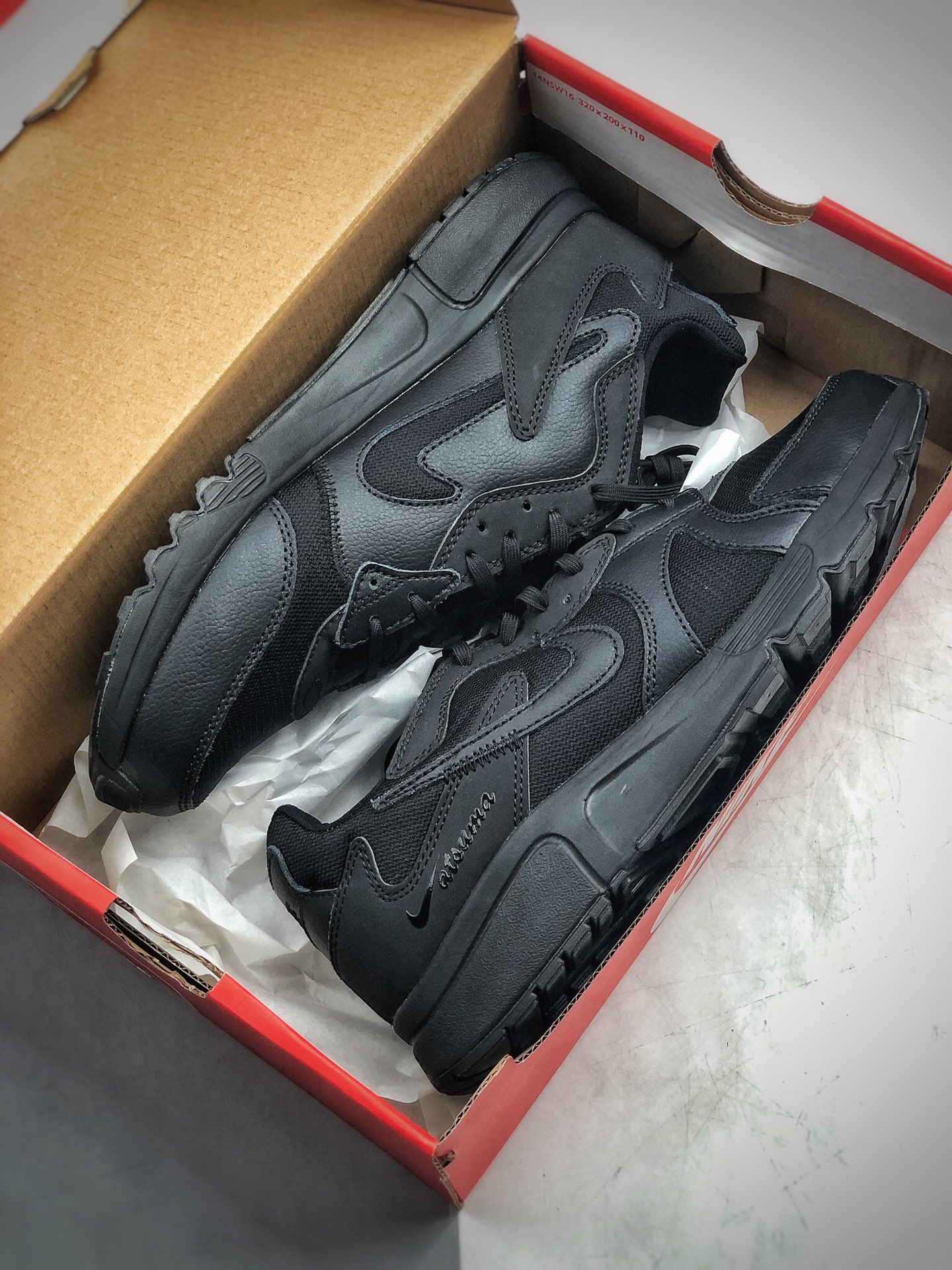 180 公司级 耐克 慢跑鞋 全新 Nike Atsuma 将真正的90年代美学与舒适的跑鞋