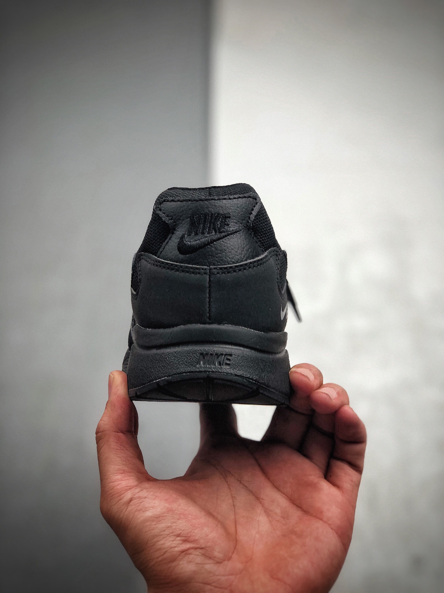 180 公司级 耐克 慢跑鞋 全新 Nike Atsuma 将真正的90年代美学与舒适的跑鞋