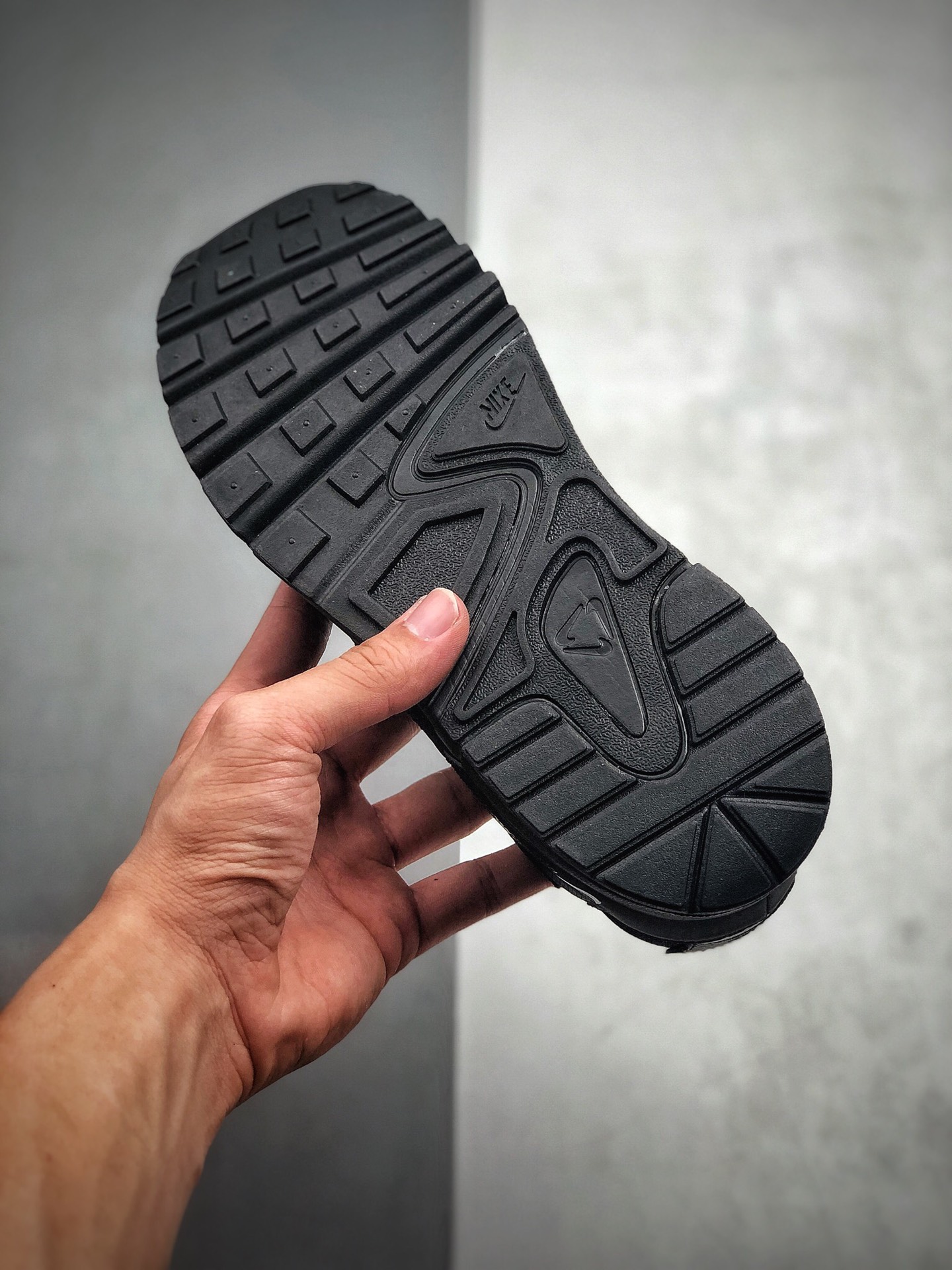 180 公司级 耐克 慢跑鞋 全新 Nike Atsuma 将真正的90年代美学与舒适的跑鞋