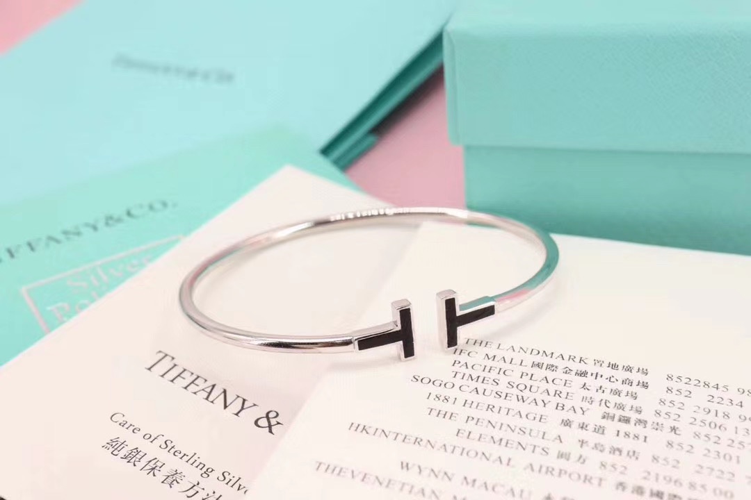 NO:661161,Tiff & Co. T series with diamonds, sterling silver double T bracelet. The strong graphic lines of the letters show the simplicity and purity of the Tiff T series. The addition of high-carbon diamonds makes the overall wear more elegant and classic. 6 styles, made of 925 sterling silver. Actual photo shoot, Tiffany bracelet, tiffany, bracelet, pure silver19860909Tiff &Co. T系列 伴钻 纯银双T手镯 字母强烈的图形线条,呈现Tiff T系列的简单纯粹,加上高碳钻令整体佩戴更加优雅经典、6个款、925纯银打造 实图拍摄,,蒂芙尼手镯,tiffany,bracelet,pure silver,Jewelry