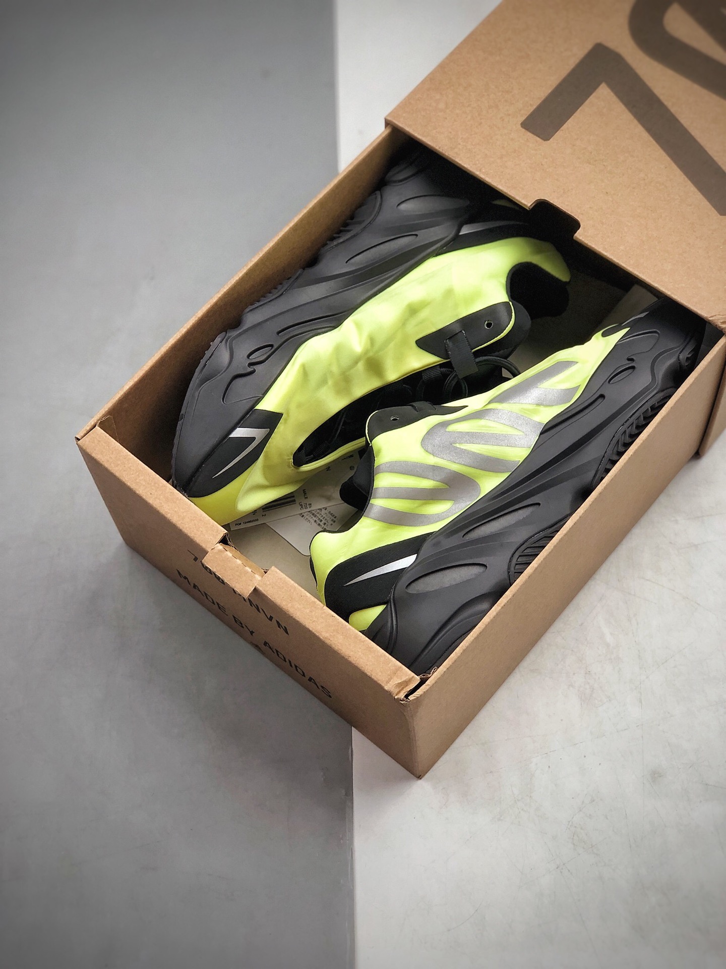 460  AD Yeezy Boost 700 MNVN ‘Bone’ 黑绿3M反光 FY3727