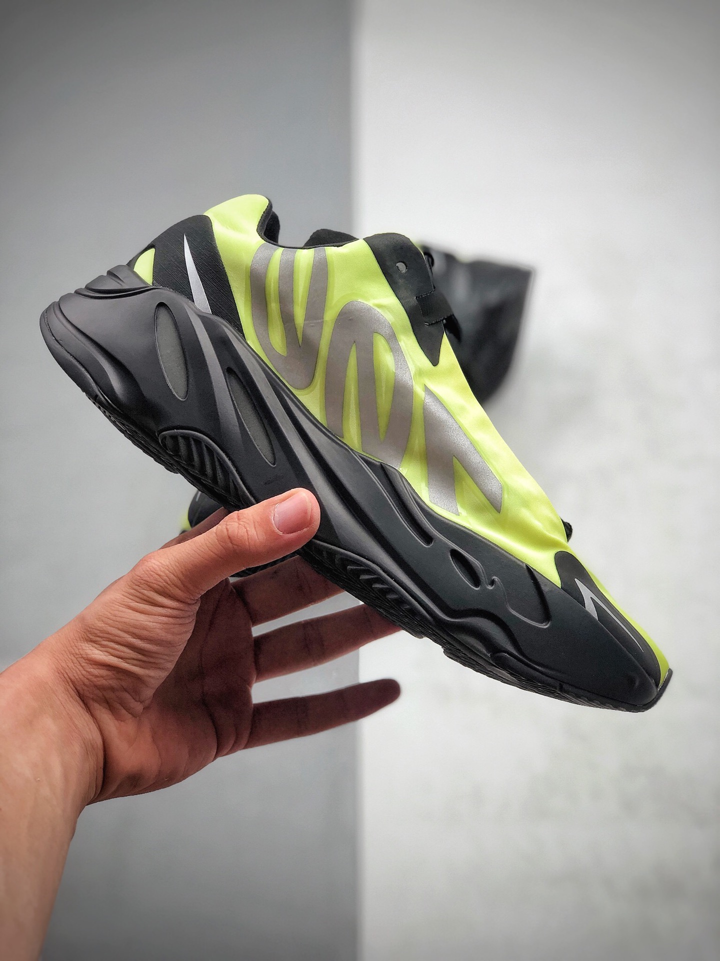 460  AD Yeezy Boost 700 MNVN ‘Bone’ 黑绿3M反光 FY3727