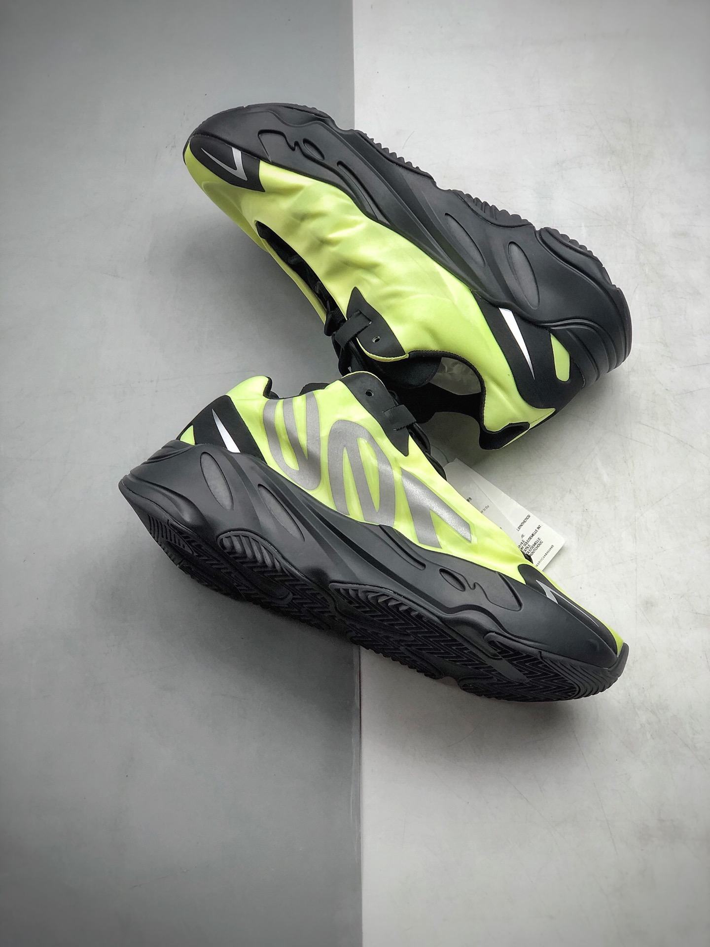 460  AD Yeezy Boost 700 MNVN ‘Bone’ 黑绿3M反光 FY3727