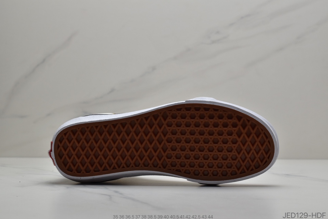 150 公司级 万斯VANS OG CLASSIC SLIP-ON LXs此番带来了“海绵宝宝”主题动漫联名系列 为我们还原童年的美好记忆 海绵宝宝  ID:JED129-HDF