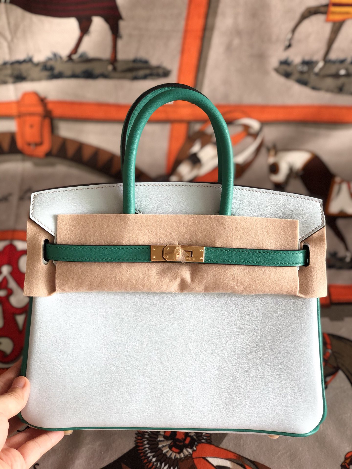 Hecho por encargo: Birkin 25cm swift azul niebla combinado con verde terciopelo, herrajes dorados, cosido a mano con hi…