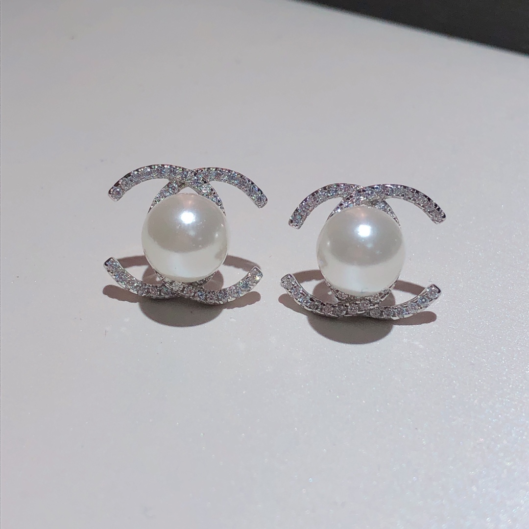 NO:101365,This one is absolutely fragrant. Xiaoxiang Double C Pearl Earrings, Chanel Earrings, Chanel19860909这款绝对香了 小香双C珍珠耳钉,香奈儿耳钉,chanel,Jewelry