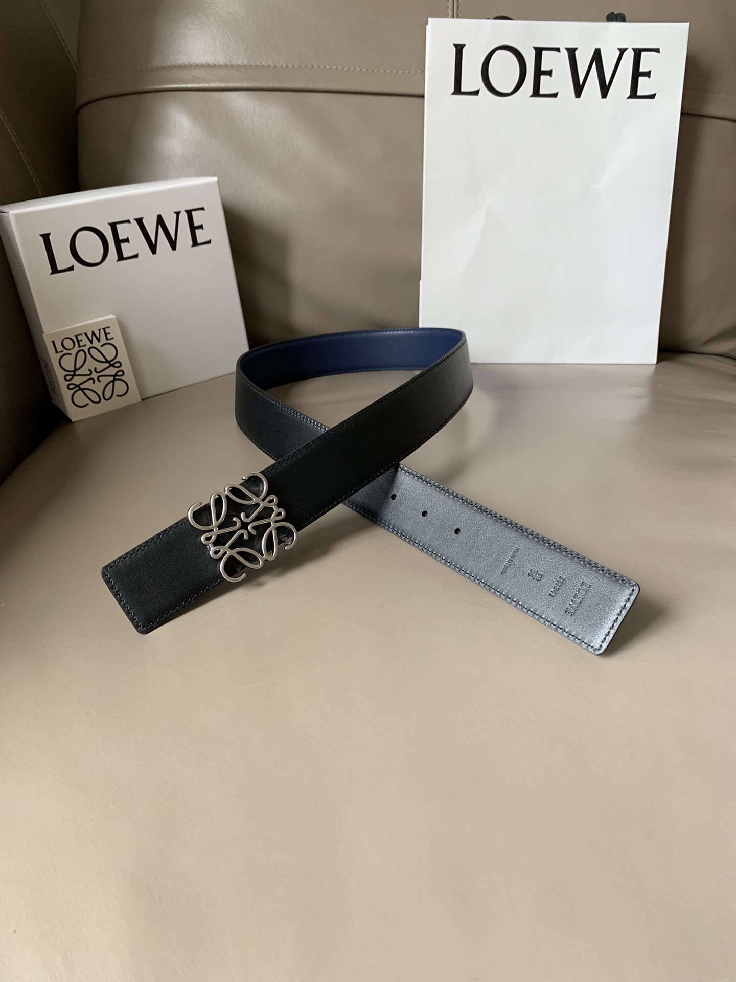 LOEWE（罗意威）专柜同款 Anagrm腰带 男女通用 双面头层原版牛皮 一面海军蓝色一面黑色(可双面