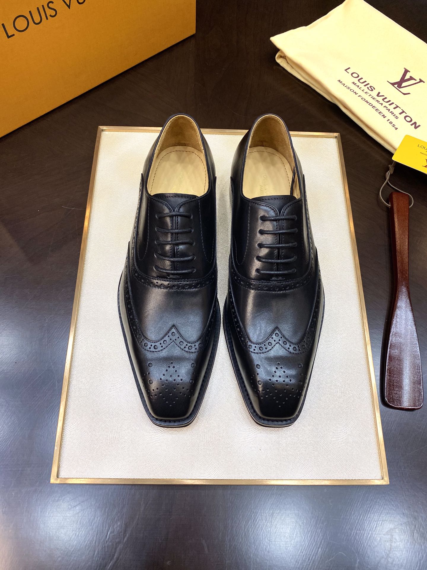 NO:345489,Latest [guaranteed Italian cowhide] The palace-level luxury recommended design style is simple, high-cost materials, imported original leather details are particular, French and British fashion pursuit Imported Italian real cowhide large bottom, small inner fetal cattle, soft leather suitable for any foot type Enjoy the magnificence of the Champs-Elysées with special mahogany 38/45,,cowhide19860909最新【保证意大利牛皮】 殿堂级奢侈推荐设计风格讲究简洁 高成本用料,进口原版皮细节讲究,法国英伦时尚追求 进口意大利真牛皮大底 内里小胎牛 皮质舒软 适合任何脚型 享受香榭丽舍大道的富丽堂皇 配专用红木拔 38/45,,cowhide,Men's shoes