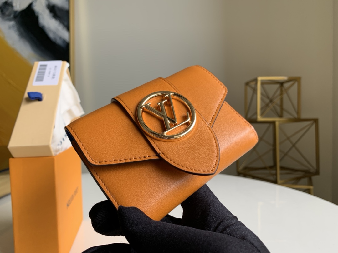NO:395931,[Exclusive real shot M69175] Pont 9 short wallet is made of silky cowhide, which is a clever configuration and incorporates a soft texture. Circle logo embellishes the flip cover, and lightly opens to reveal coins and banknote compartments and card slots, interpreting regular items in a craftsmanship manner. Size 12.0 x 9.0 x 2.5 cm (Length x Height x Width) Z.,LV [Original Leather],louis vuitton,cowhide19860909【独家实拍M69175】Pont 9 短款钱夹取材丝滑牛皮,为挺括构型融入柔软质感.Circle 标识点缀翻盖,轻启即现硬币及钞票隔层和卡位,以工致之姿演绎常备单品.尺寸12.0 x 9.0 x 2.5 cm(长 x 高 x 宽)Z.,LV【原厂皮】,louis vuitton,cowhide,Bag