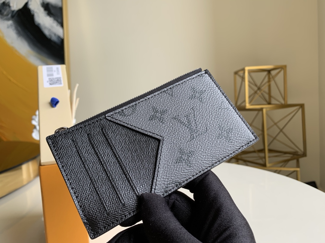 NO:395935,【Exclusive real shot M69533】Monogram Eclipse coated canvas and Monogram Eclipse Reverse coated canvas alternate in depth, neat and tough cut includes card slots, zippered coin bags and banknote compartments, paired with LV letter zipper head.8.0 x 14.5 x 1.0 cm Z.,LV [original leather],louis vuitton,versace19860909【独家实拍M69533】Monogram Eclipse 涂层帆布和 Monogram Eclipse Reverse 涂层帆布呈现深浅交替,利落硬朗的剪裁囊括卡位、拉链零钱袋和钞票隔层,搭配 LV 字母拉链头.8.0 x 14.5 x 1.0 cm Z.,LV【原厂皮】,louis vuitton,versace,Bag