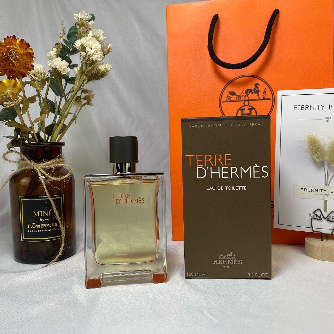 50。爱马仕大地男士香水100ml 🔜 一比一质量❗️🔻Hermes Terre D' Hermes EDT 爱马仕大地男士中性淡香水100ml 香 调： 木质清新调 前 味： 葡萄柚 、 橙 中 味： 玫瑰 、 广藿香 、 天竺葵 …