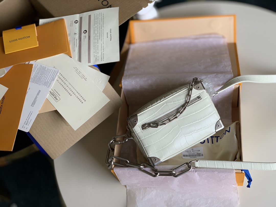 NO:395940,[Exclusive real photo of M44480 white crocodile pattern] Men's box bag arrives again. It looks super beautiful and versatile. It has a metallic feeling on the back, which makes people look very fashionable. It belongs to a low-key, fashionable and domineering bag. Size: 18×12×7cm M., LV [original leather], louis vuitton19860909【独家实拍M44480白色鳄鱼纹】 男款盒子包再次到货 超级好看很百搭 背在身上有一种金属感 把人显得很洋气 属于一款低调又洋气又霸气的包 尺寸:18×12×7cm M.,LV【原厂皮】,louis vuitton,Bag