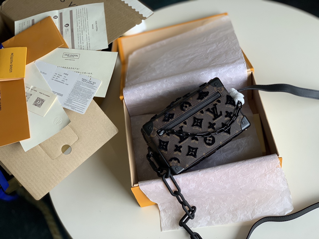 NO:395943,【Exclusive real shot M68970】M44480 Mini Soft Trunk handbag created by Virgil Abloh, the art director of men's clothing, for the spring and summer men's collection, is made of coated canvas fabric and decorated with bold Monogram embroidery patterns, adding a luxurious atmosphere to the elegant shape with sharp edges and edges. It can be used as a clutch. Monogram Tuffetage Noir embroidered coated canvas, fabric lining, cowhide, zippered outer bag and inner patch pocket!  Size: 18.5x13x8CM M.,LV【Original Leather】,louis vuitton,handbag,cowhide19860909【独家实拍M68970】M44480 由男装艺术总监 Virgil Abloh 为 春夏男士系列打造的 Mini Soft Trunk 手袋,采用涂层帆布面料,饰有粗体 Monogram 刺绣图案,为棱角分明的优雅造型增添奢华气息.既可肩背,又可作为手拿包.Monogram Tuffetage Noir 刺绣涂层帆布一织物内衬一牛皮饰边一拉链外袋一内设贴袋！尺寸:18.5x13x8CM M.,LV【原厂皮】,louis vuitton,handbag,cowhide,Bag