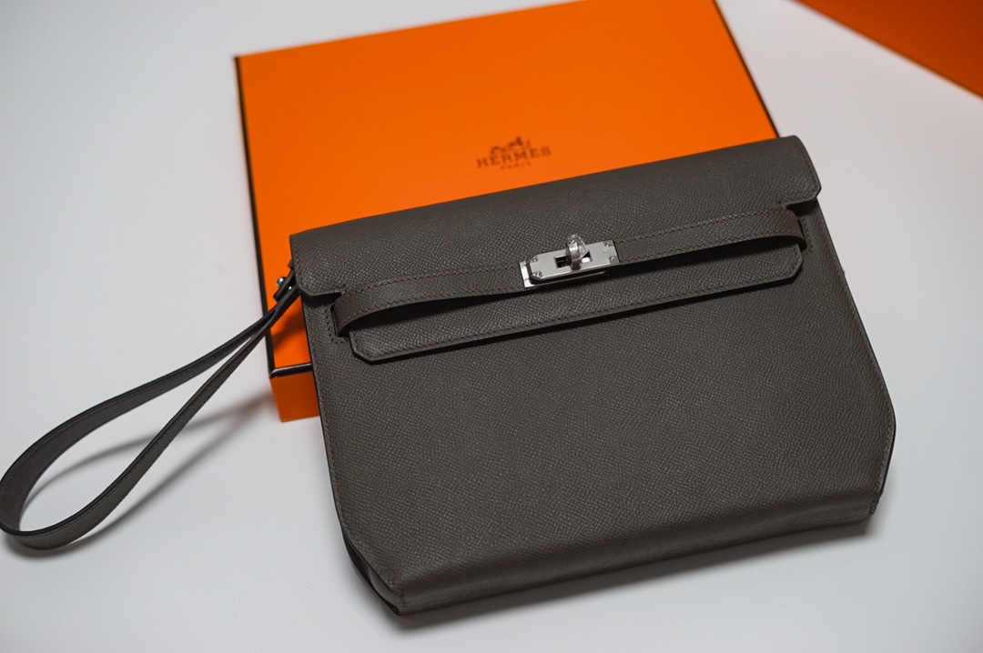 NO:699106,In stock, Kelly Deeches 25cm handbag/shoulder bag, esom leather, beeswax stitched, unisex style. (with additional shoulder strap) can be carried by hand or shoulder, one bag has multiple uses. Both the hand strap and shoulder strap are detachable., Hermes, hermes, satchels, Hermes,19860909半手现货 Kelly Deeches 25cm 手包/挎包 esom皮 蜜蜡线缝制 男女通用款 .(有另外配肩带)可手拿可肩背,一包多用.手拿带、肩带都可拆卸.,爱马仕,hermes,satchels,Hermes,,Bag