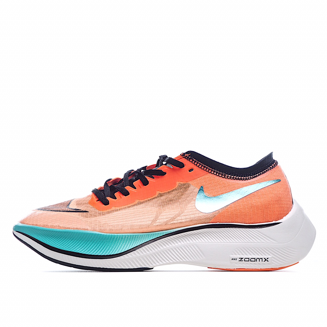 G0 Nike ZoomX Vaporfly NEXT% 最强跑鞋这款新一代最强跑鞋在鞋面和鞋底都进行了全方位升级。鞋面使用了全新 Vaporweave 科技，这种类似蝉翼的材质相比 Flyknit 更加轻薄透气，更重要的是避免了鞋面吸收汗水和雨水，中底方面，除了延续全掌铲型碳板，中底 ZoomX 泡棉增容 15% 之多，形态上与 Vaporfly Elite 更为相似，但重量并没有增加
