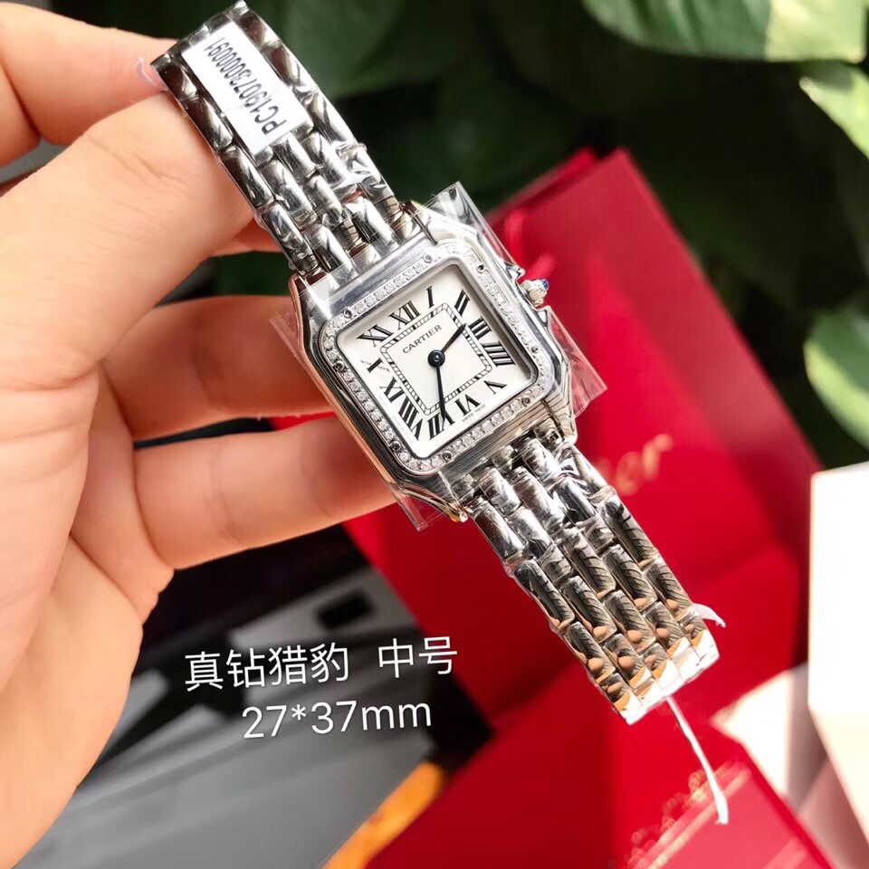 批:1950 大号 卡地亚 猎豹 高端硬货到!表圈镶嵌44颗VS1.1天然真钻,中国GTC认证,一表一卡联网可查,渠道出口订单!配弹力开口原盒!部分配件可以与正品替换共用,可专柜卸表带(需付费),Panthère de Cartier 卡家猎豹手表,不会像蓝气球那么撞款,但识别度又很高,华丽而不羁,是Panthère de Cartier猎豹所传达的美学风格。它线条流畅,魅惑动人,柔软服帖于腕间,宛若在肌肤上翩翩起舞。独特的造型彰显成熟优雅、自信动人的女性形象。表壳一体成型,瑞士石英机芯,316L精钢壳套,表冠镶嵌一颗合成蓝色尖晶石,剑形烧蓝钢指针,防水深度约30米,~中号27*37mm,超薄6mm,性价比无敌,独家货源,下手要快…