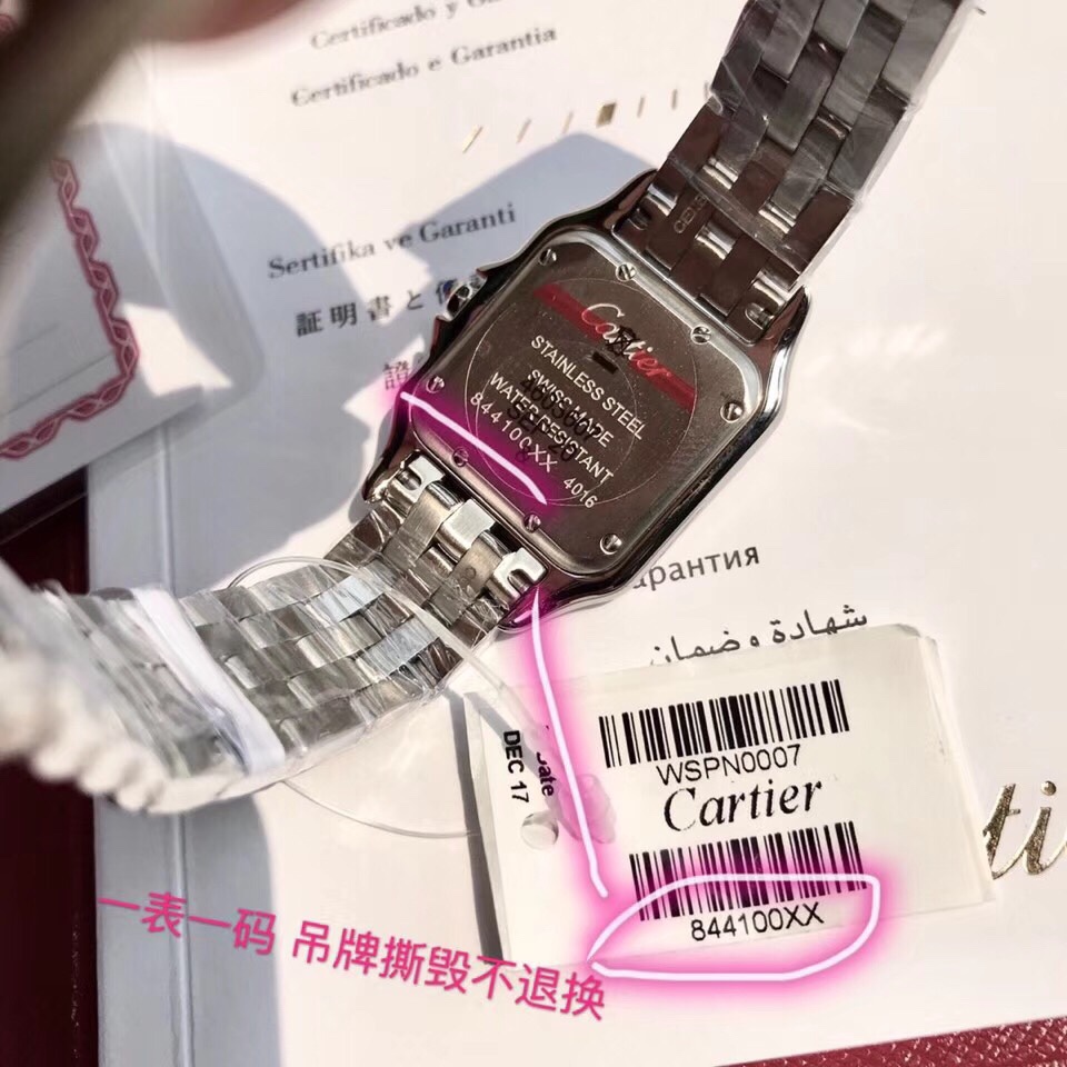 批:1950 大号 卡地亚 猎豹 高端硬货到!表圈镶嵌44颗VS1.1天然真钻,中国GTC认证,一表一卡联网可查,渠道出口订单!配弹力开口原盒!部分配件可以与正品替换共用,可专柜卸表带(需付费),Panthère de Cartier 卡家猎豹手表,不会像蓝气球那么撞款,但识别度又很高,华丽而不羁,是Panthère de Cartier猎豹所传达的美学风格。它线条流畅,魅惑动人,柔软服帖于腕间,宛若在肌肤上翩翩起舞。独特的造型彰显成熟优雅、自信动人的女性形象。表壳一体成型,瑞士石英机芯,316L精钢壳套,表冠镶嵌一颗合成蓝色尖晶石,剑形烧蓝钢指针,防水深度约30米,~中号27*37mm,超薄6mm,性价比无敌,独家货源,下手要快…