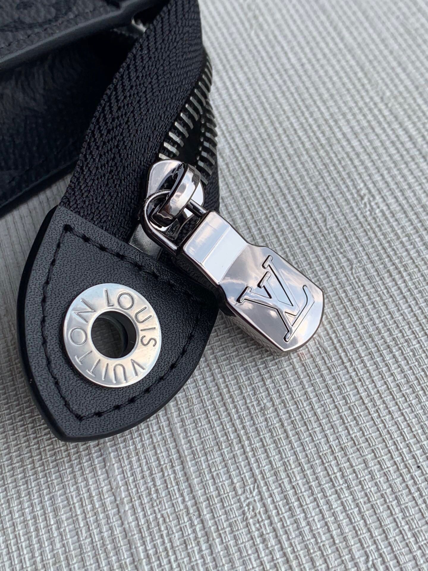 Louis Vuitton LV Pochette Voyage 中号手拿包 M69535