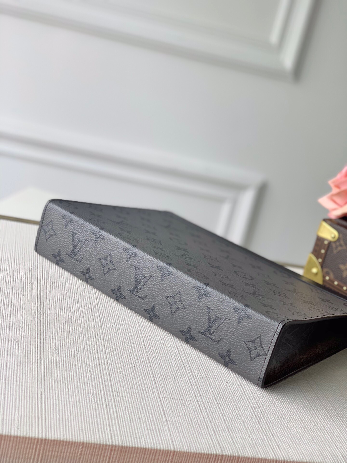 Louis Vuitton LV Pochette Voyage 中号手拿包 M69535