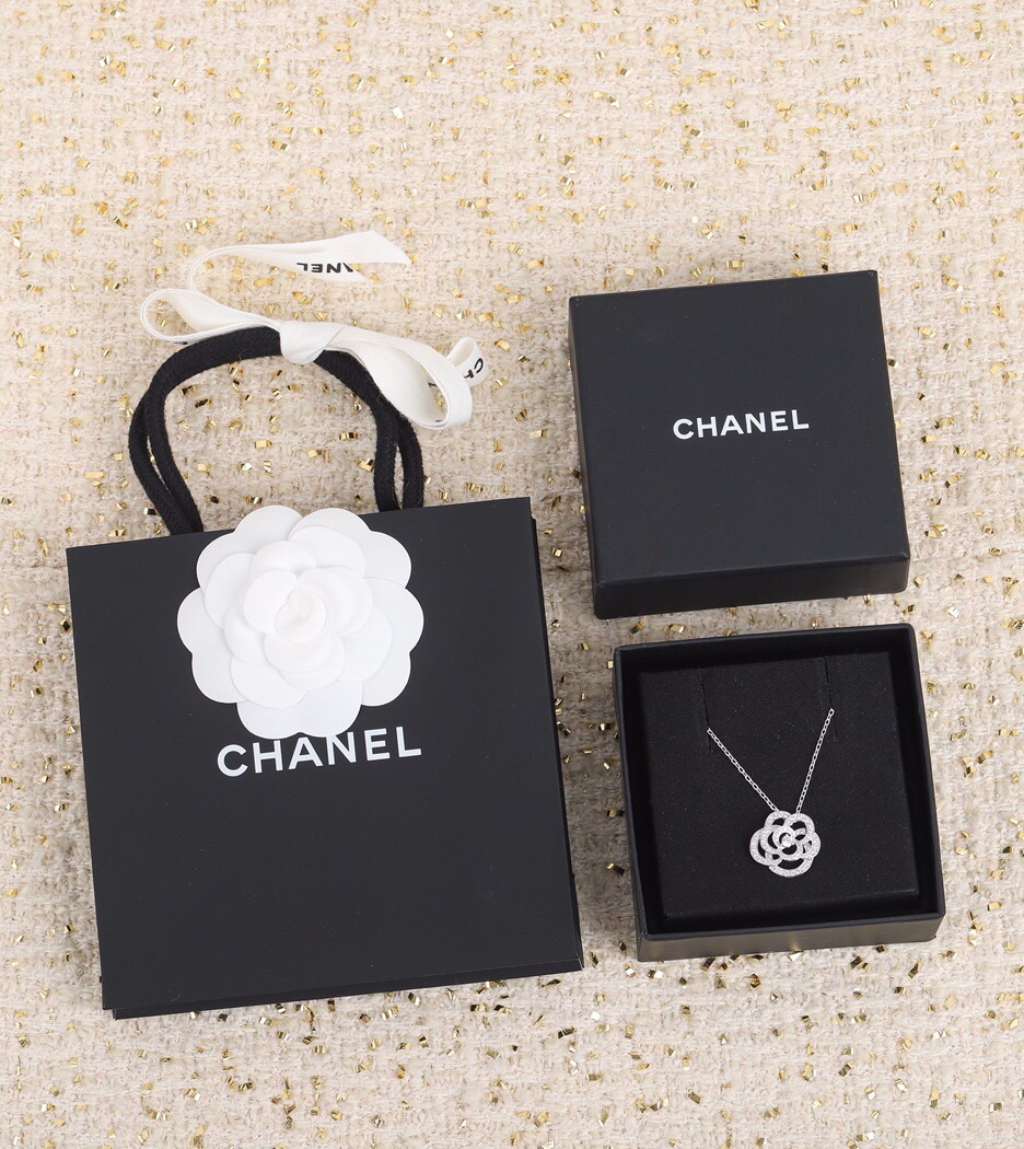 NO:104157,Xiaoxiangjia Jewelry Series New Camellia Necklace Three-dimensional Camellia Super Gentle Glitter Camellia Must-have versatile items The most difficult thing is this style, three-dimensional layered flowers, 8 petals, and 10 times before achieving the current effect. The zircon above is also distributed in size and gradient distribution. The back treatment is very delicate. The specially customized lobster buckle and chain is very classic and a beautiful necklace, Chanel necklace, chanel, chanel, necklace19860909小香家珠宝系列新品山茶花项链 立体山茶花 超级温柔的闪闪山茶花 必备百搭单品 最难的就是这个版型,立体层次的花朵,8个花瓣 前后调整了10次,才达到现在效果.上面的锆石也是大小渐变分布.背面处理非常细腻哦.特别定制的龙虾扣和链条,非常经典,耐看的一条项链,香奈儿项链,chanel,chanel,necklace,Jewelry