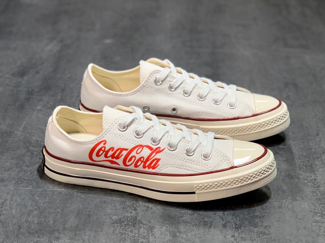 可口可乐Coca-Cola x Converse 重磅联名‼匡威1970s可口可乐联名 经典白红高低帮字母涂鸦限定款三星标帆布鞋此次依旧选然最受欢迎的Chuck 70鞋型和白色鞋面，鞋身带有醒目的可口可乐Logo红色字母和刺绣圆标。红色与白色最为经典的搭配，整体风格十分清新，上脚效果超好看。 Size：35-44（36.5 37.5 39.5 41.5 42.5）