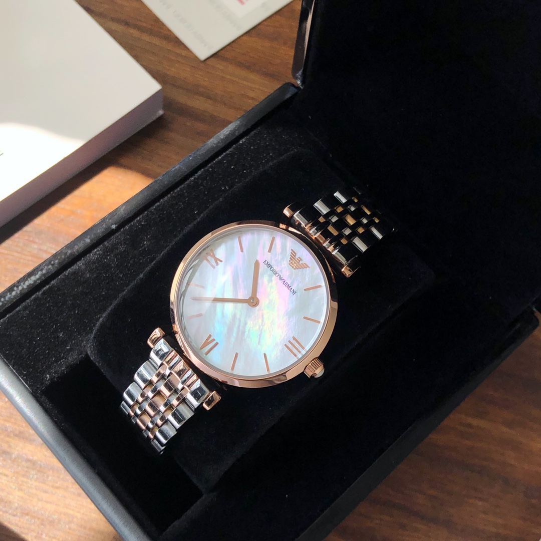 原单200 Armani 阿玛尼女士手表型号AR1683全玫瑰金渐金,表盘直径32mm 316精钢表带.天然贝母表盘,矿物质玻璃镜面,蝴蝶双按扣,生活防水,无佩戴支持退换!