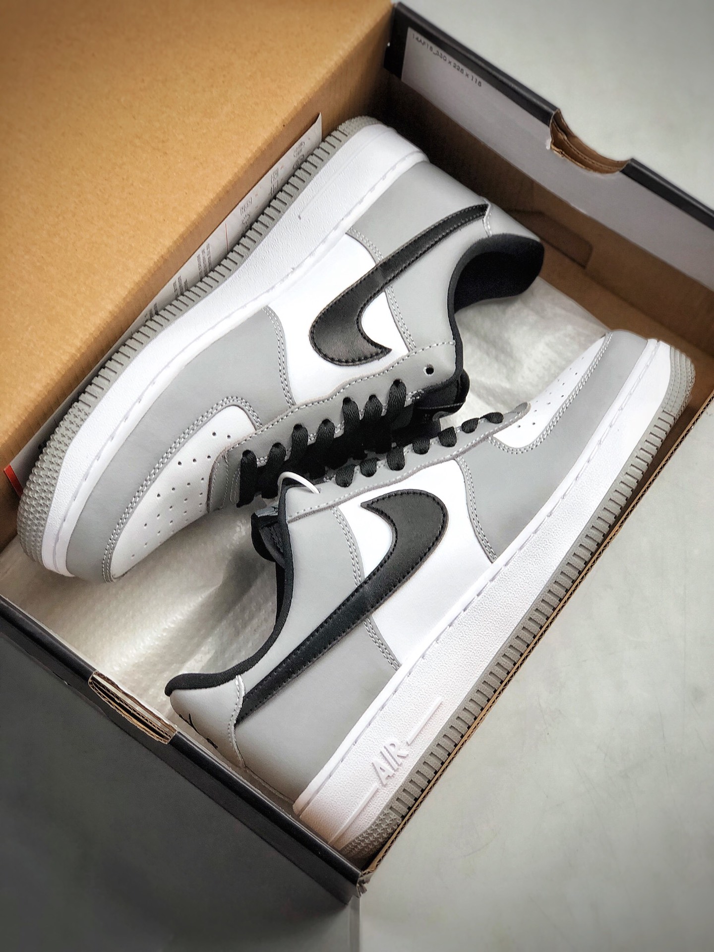 200  耐克Nike 空军一号运动休闲板鞋 货号：554724-091