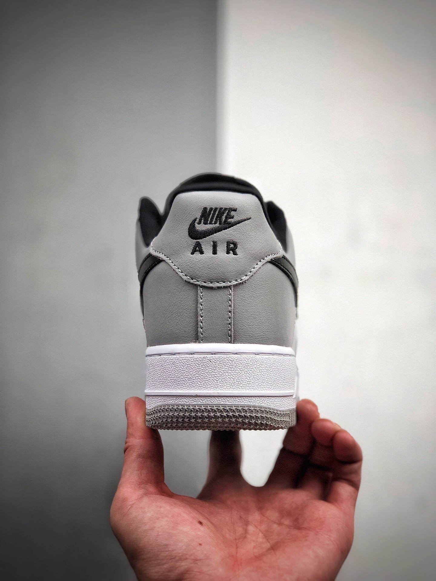 200  耐克Nike 空军一号运动休闲板鞋 货号：554724-091