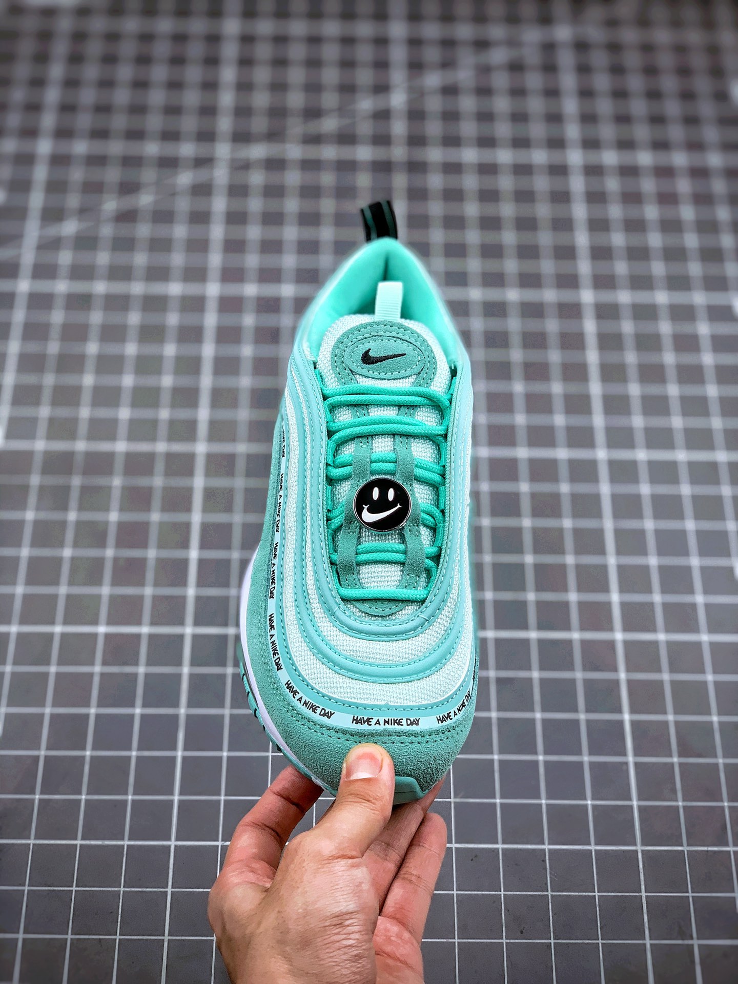 250 Air Max 97 “Have A Nike Day” Nike的全新口号“Have A Nike Day”系列也推出了Max97鞋款923288-300