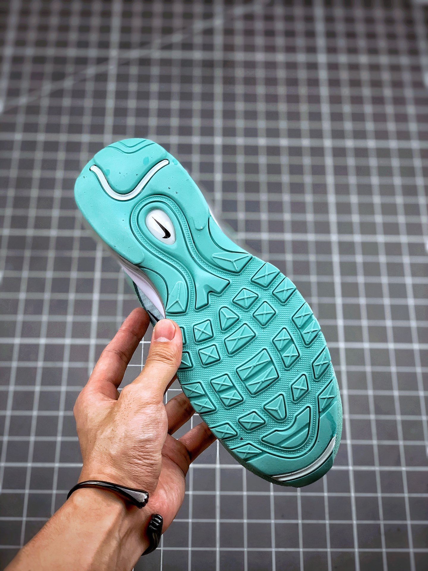 250 Air Max 97 “Have A Nike Day” Nike的全新口号“Have A Nike Day”系列也推出了Max97鞋款923288-300