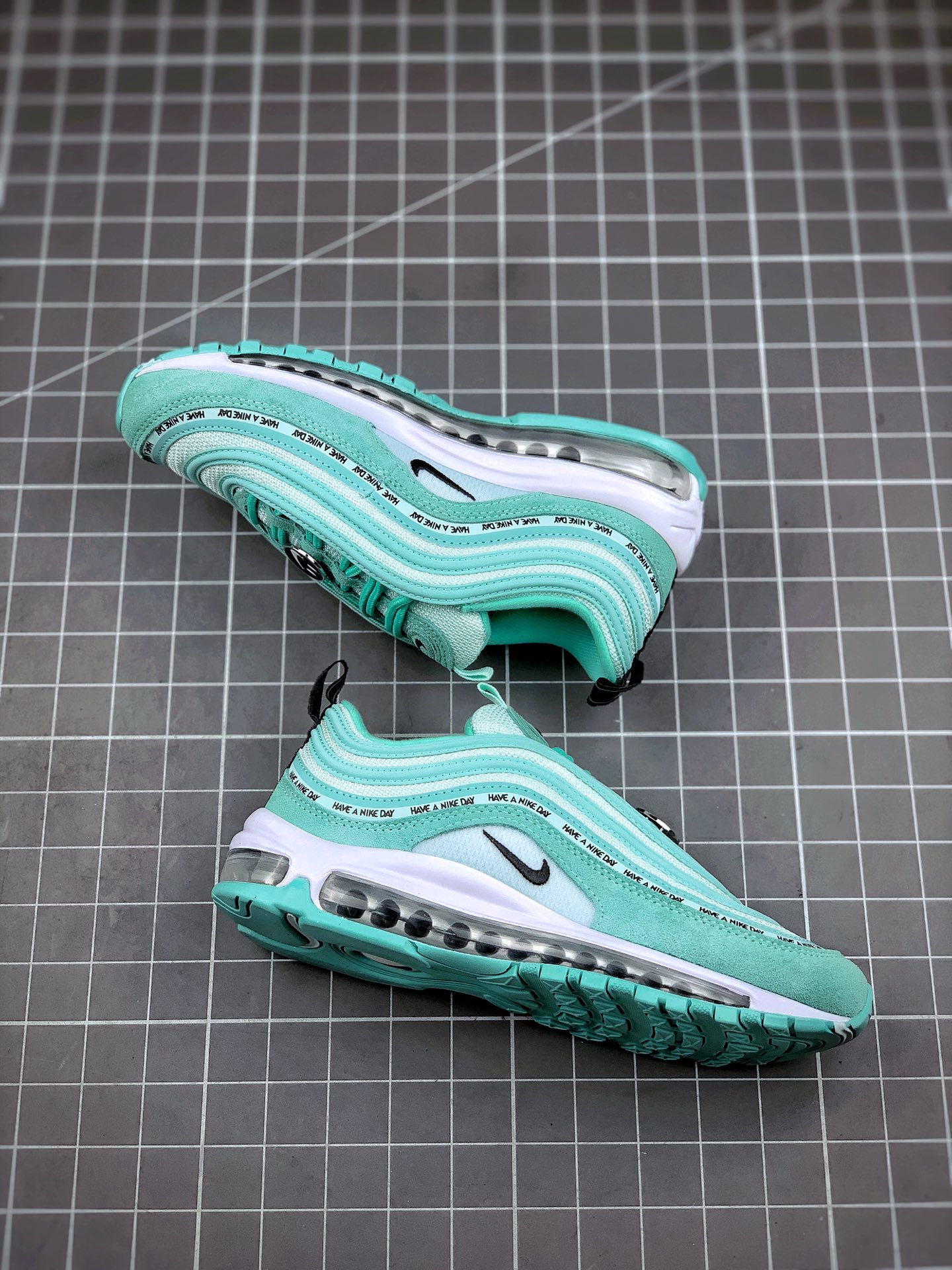 250 Air Max 97 “Have A Nike Day” Nike的全新口号“Have A Nike Day”系列也推出了Max97鞋款923288-300