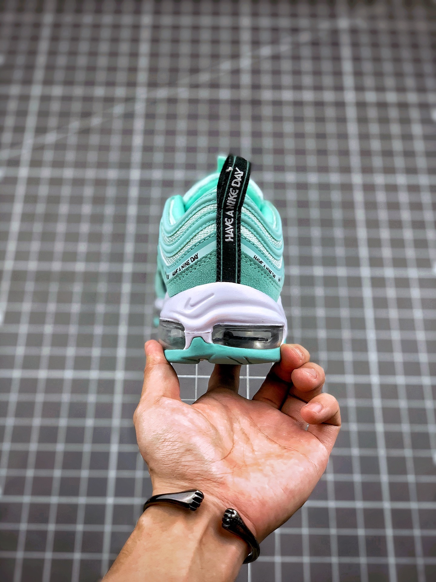 250 Air Max 97 “Have A Nike Day” Nike的全新口号“Have A Nike Day”系列也推出了Max97鞋款923288-300