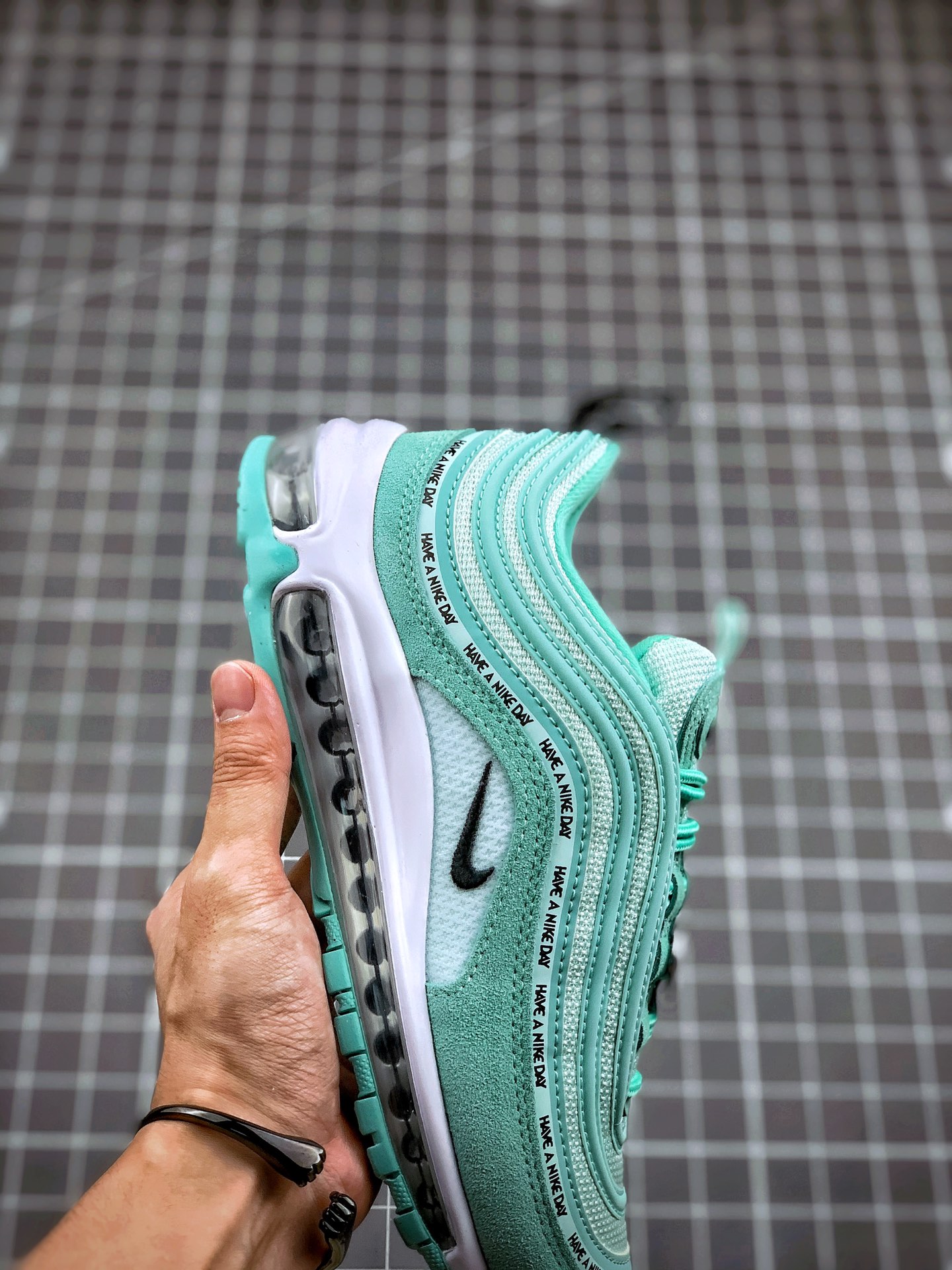 250 Air Max 97 “Have A Nike Day” Nike的全新口号“Have A Nike Day”系列也推出了Max97鞋款923288-300