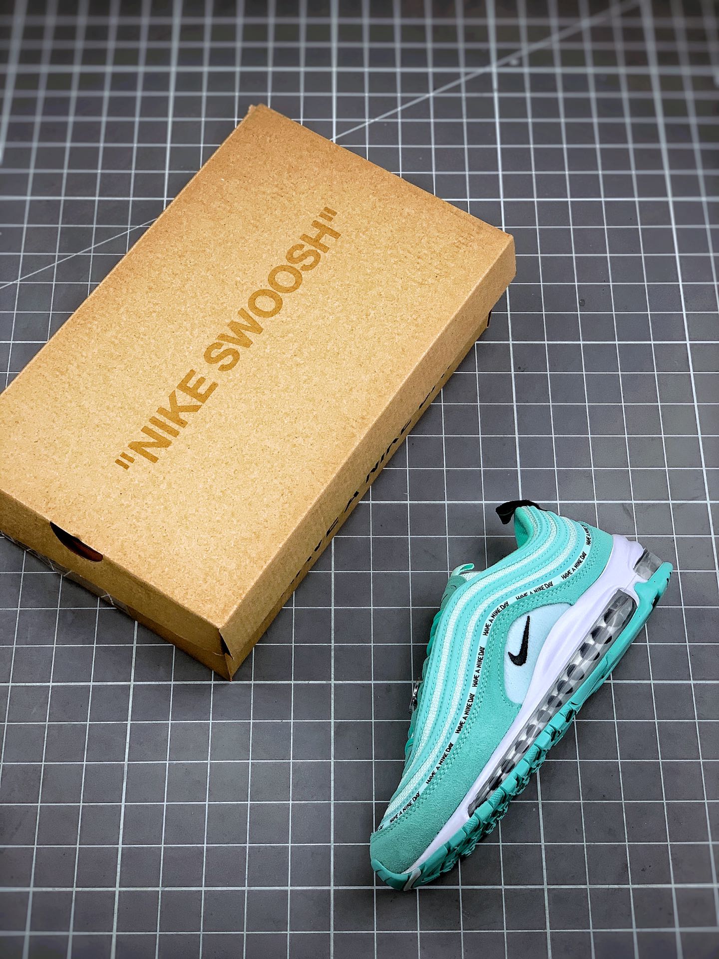 250 Air Max 97 “Have A Nike Day” Nike的全新口号“Have A Nike Day”系列也推出了Max97鞋款923288-300