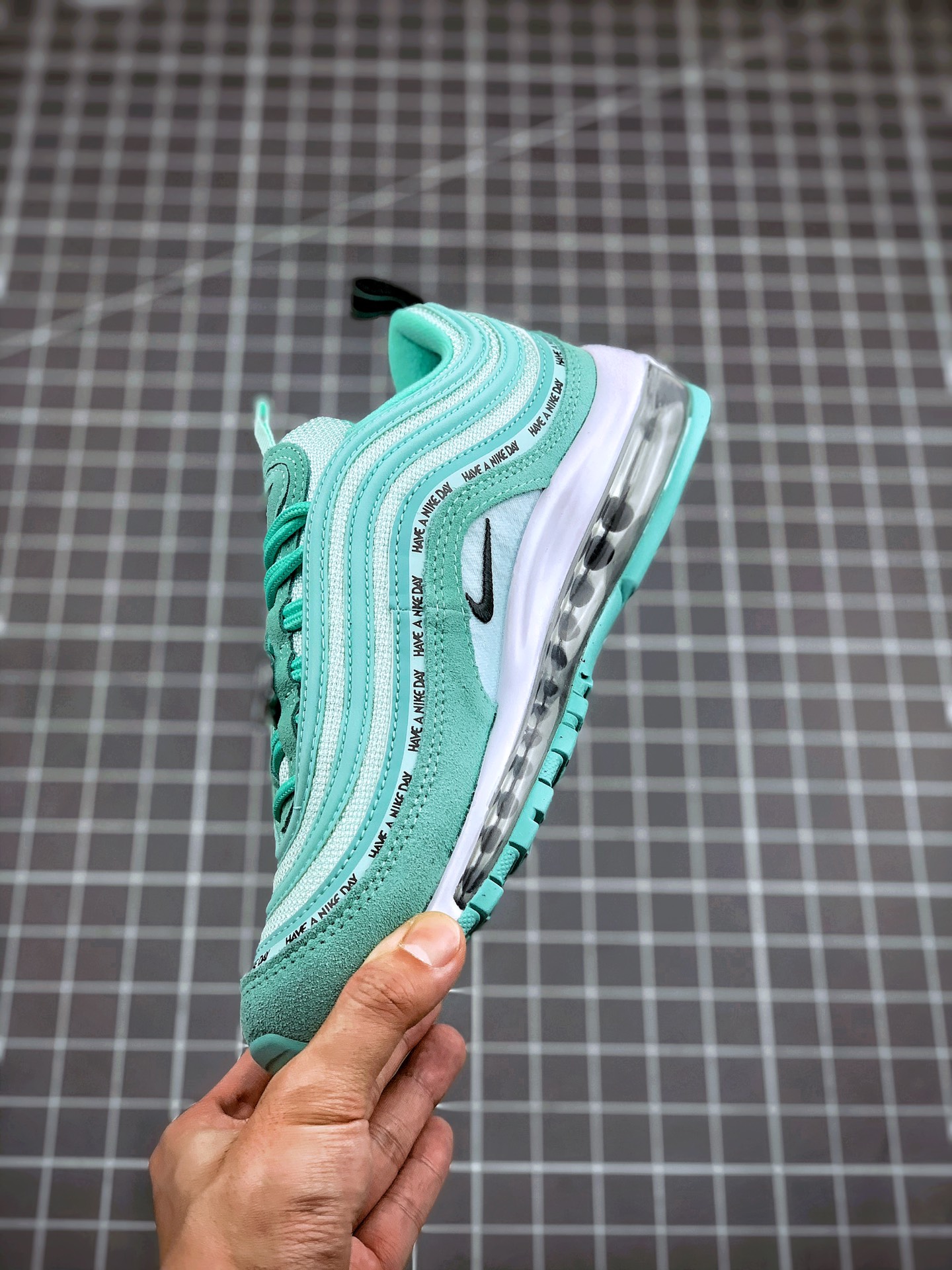 250 Air Max 97 “Have A Nike Day” Nike的全新口号“Have A Nike Day”系列也推出了Max97鞋款923288-300